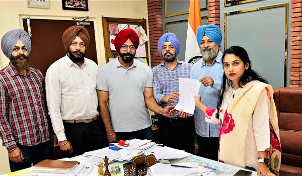  ’ਅੰਬਰਸਰੀਏ ਰਾਈਡਜ਼’ ਨੇ ਡੀ ਸੀ ਨੂੰ ਅਵਾਰਾ ਪਸ਼ੂਆਂ ਕਾਰਨ ਹੋ ਰਹੇ ਹਾਦਸਿਆਂ ਨੂੰ ਰੋਕਣ ਲਈ ਢੁਕਵੇਂ ਕਦਮ ਚੁੱਕਣ ਦੀ ਕੀਤੀ ਮੰਗ ।