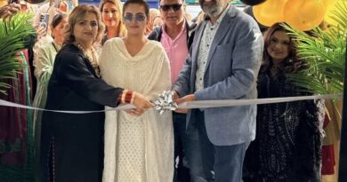 ਯੂਕੇ ਦੇ ਸੰਸਦ ਮੈਂਬਰ ਤਨਮਨਜੀਤ ਸਿੰਘ ਢੇਸੀ ਨੇ ਪਾਕਿਸਤਾਨੀ ਸਟਾਰ ਹਿਬਾ ਬੁਖਾਰੀ ਦਾ ਗ੍ਰੈਂਡ ਸਟੋਰ ਓਪਨਿੰਗ ਲਈ ਸਲੋਅ ਵਿੱਚ ਸਵਾਗਤ ਕੀਤਾ