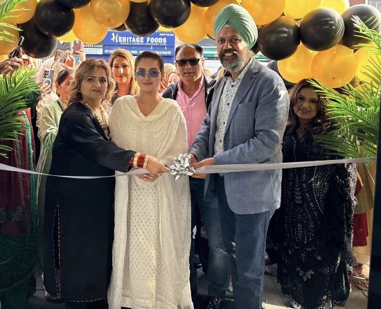 ਯੂਕੇ ਦੇ ਸੰਸਦ ਮੈਂਬਰ ਤਨਮਨਜੀਤ ਸਿੰਘ ਢੇਸੀ ਨੇ ਪਾਕਿਸਤਾਨੀ ਸਟਾਰ ਹਿਬਾ ਬੁਖਾਰੀ ਦਾ ਗ੍ਰੈਂਡ ਸਟੋਰ ਓਪਨਿੰਗ ਲਈ ਸਲੋਅ ਵਿੱਚ ਸਵਾਗਤ ਕੀਤਾ